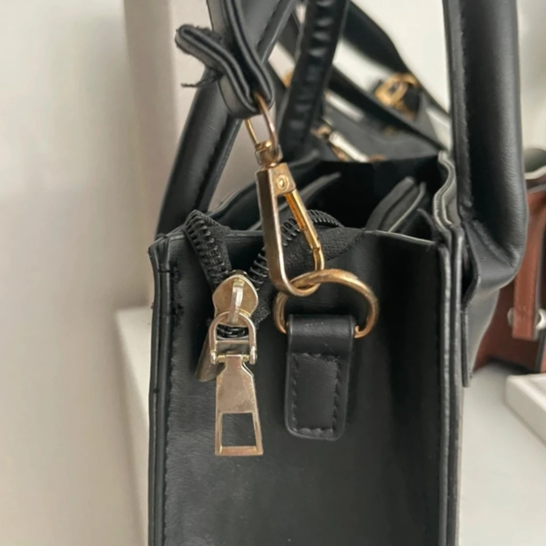 Liten svart handväska  - 3