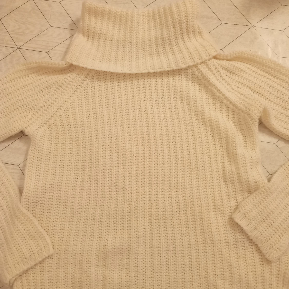 Vit stickad polotröja