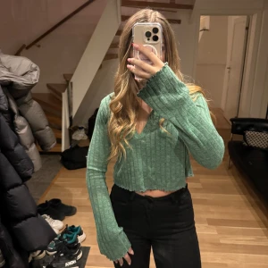 Grön ribbad croppad tröja - Snygg grön ribbad tröja med croppad passform och långa ärmar. 