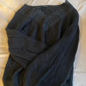 Stickad tröja  - Jätte fin svart stickad tröja med jätte snygg spets detaljer upp till 