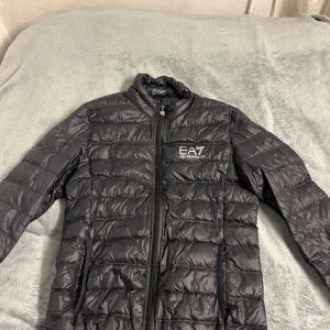Svart pufferjacka från Emporio Armani - Armani jacka, köpt för några år sen och har ett hål som är fixat och inget man ser. Priset kan diskuteras vid snabb affär!