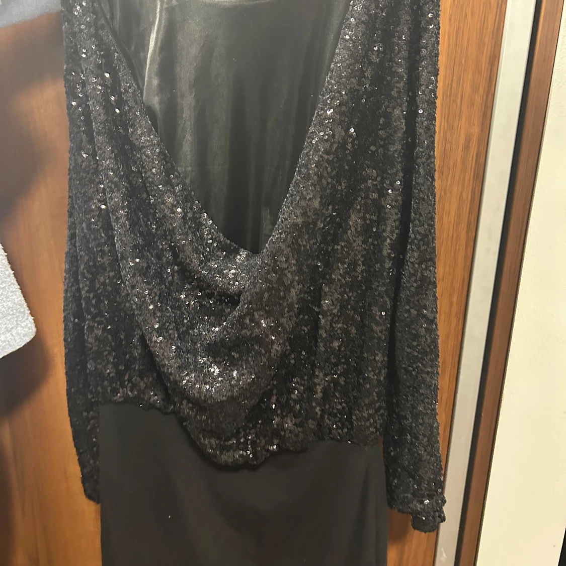 Svart glittrig klänning - 2