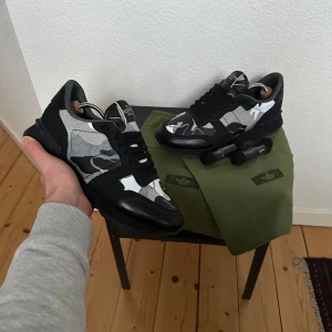 Valentino Rockrunner i grått och svart - Säljer nu dessa sjukt feta Valentino Rockrunners i ett unikt material | Skorna är använda bara några gånger och är i princip nyskick | dustbag+ skosnören ingår | ⚠️ bild på kvitto finns ⚠️ | 