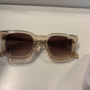 Chimi solglasögon  - Snygga solglasögon från chimi i färgen ecru. Köptes förra året men har inte kommit till användning. Kommer med ett vitt fodral för säker förvaring. Nypris 1200kr