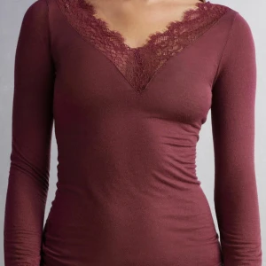 Vinröd intimissimi tröja  - Säljer en röd intimissimi då jag vill köpa en i en annan färg istället. Varan är knappt använd pris kan diskuteras 💞