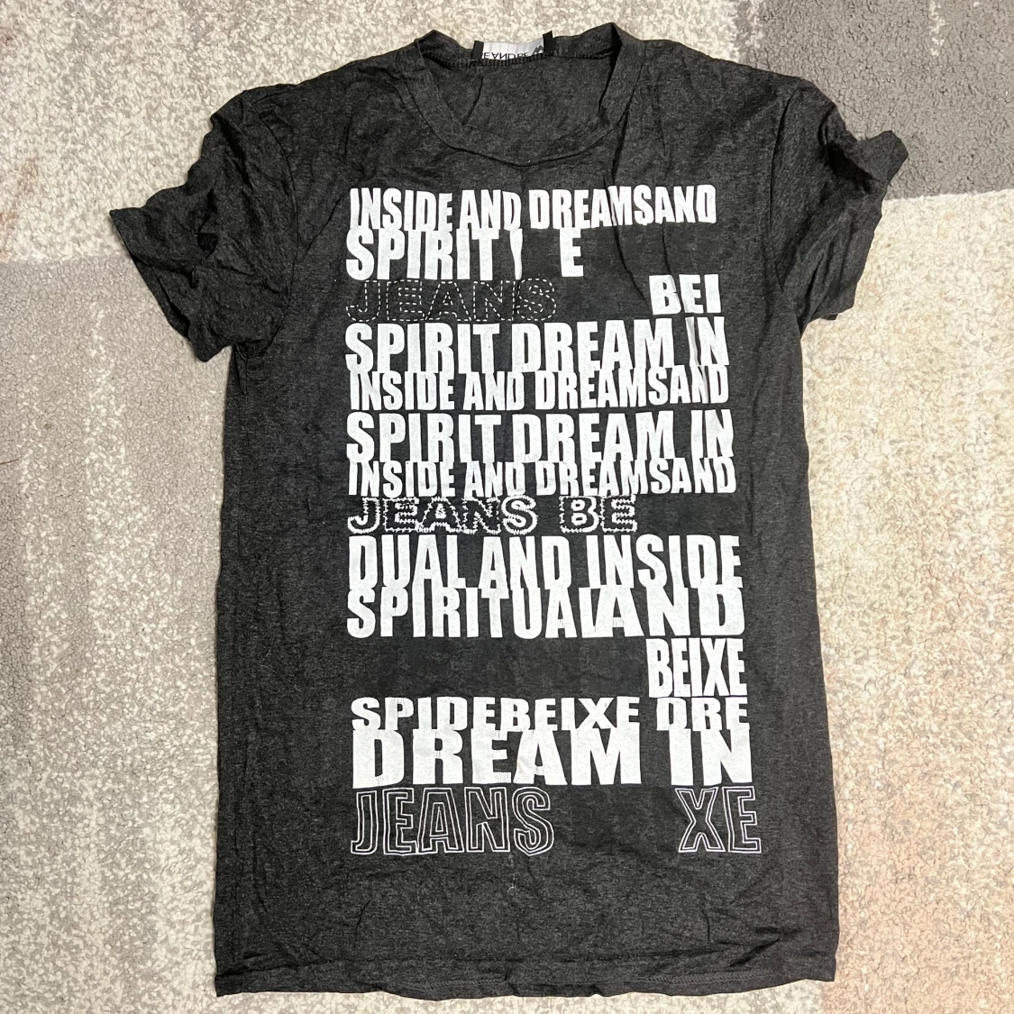 Vit och grå t-shirt med tryck - 1