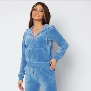 Blå Juicy Couture - Säljer ett mjukt och bekvämt blått Juicy Couture sett. Tröjan är i storlek S och byxorna är i storlek XS