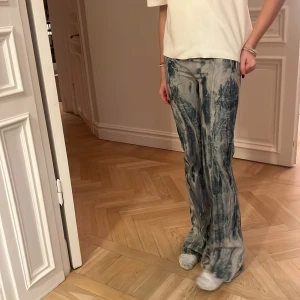 Mönstrade byxor med nitar - Unika byxor med ett coolt mönster i grå och blå toner. l