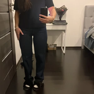 Mörkblå jeans från Zara - Snygga mörkblå jeans från Zara i en superfin modell. De har en rak passform och formar sig bra efter kroppen upptill.💙💙