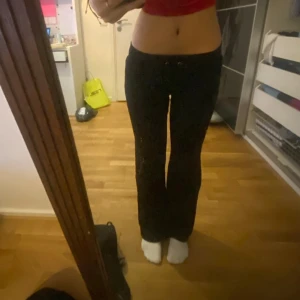 Utsvängda lowwaist mjukisbyxor - Från hm och lite för korta för mig som är 160, passar för dem som är kortare än 160 skulle jag säga