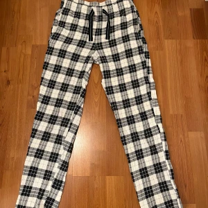 Rutig pyjamasbyxa från Kappahl - Fina pyjamasbyxor från Kappahl i storlek XS. Använt ett fåtal gånger och säljer pga för lite storlek