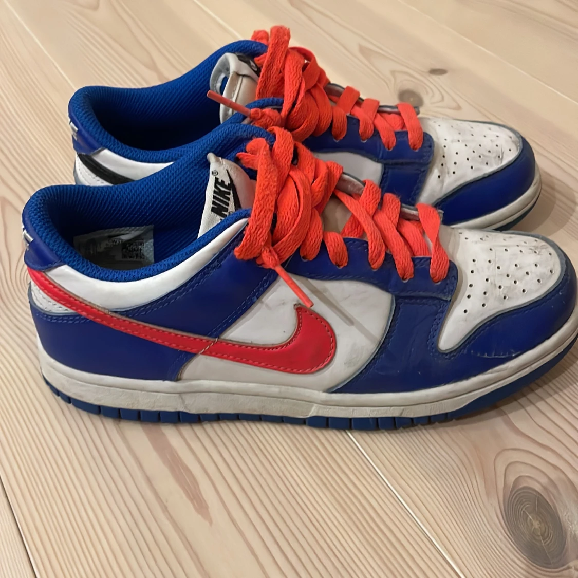 Nike Dunk i blått, vitt och rött - 2