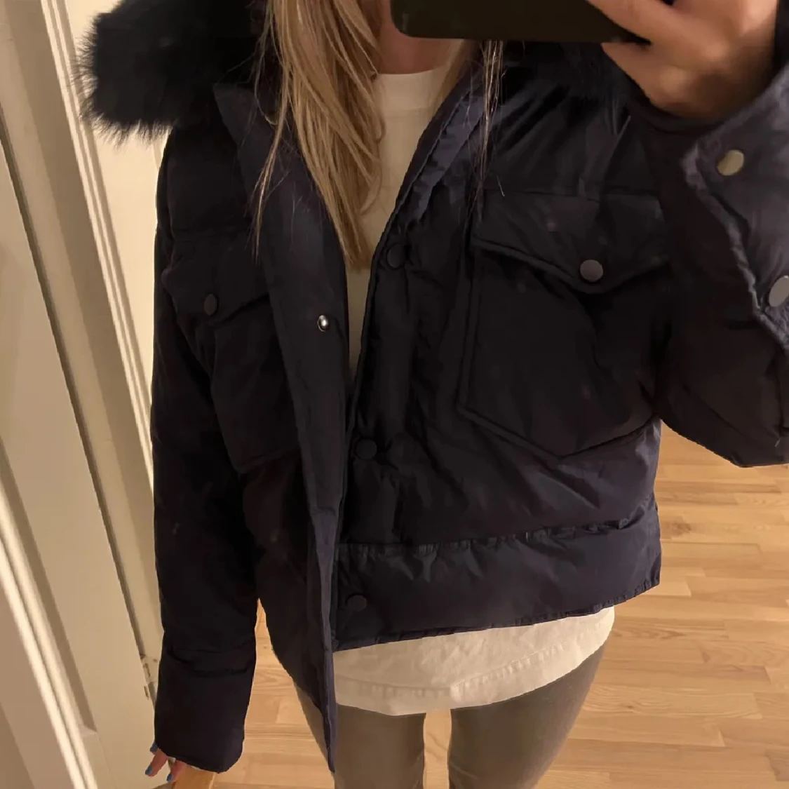 Mörkblå dunjacka från Meotine