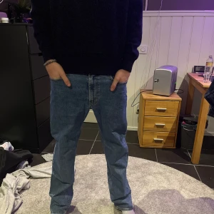 Blå jeansbyxor 32/32 - Väldigt snygga jeans från dressman.   NYPRIS: 799kr MITT PRIS: 299kr  Pris kan diskuteras!!! Skriv vid funderingar!!