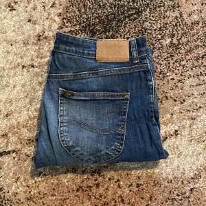 Lee Jeans - Riktigt feta Lee Luke jeans! | Storlek 30x32 | Använda sparsamt | Skick: 8/10 | Modell: Lee Luke Peace Train | Nypris: 1199kr, Vårt pris: 189kr | Perfekt till Vintern och våren! | Hör av er vid funderingar🙌