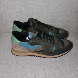 Valentino Rockrunners  - Feta Valentino Rockrunner, Storlek 43. väldigt fint skick och inga synliga defekter! (Inget OG tillkommer) vid frågor om bilder eller passform, tveka då inte på att höra av dig!🍾