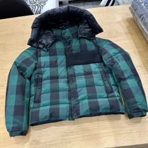 Unik men tvär fet jacka från Moncler  - Säljer en snygg grön och svart rutig dunjacka från Moncler. Jackan är i riktigt bra skick och såklart äkta som alla mina andra plagg.