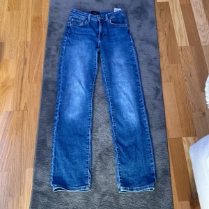 Blå jeans  - Blå jeans från Vero moda i bra skick, dom är inte bootcut men nära. Dom är INTE SKINNY