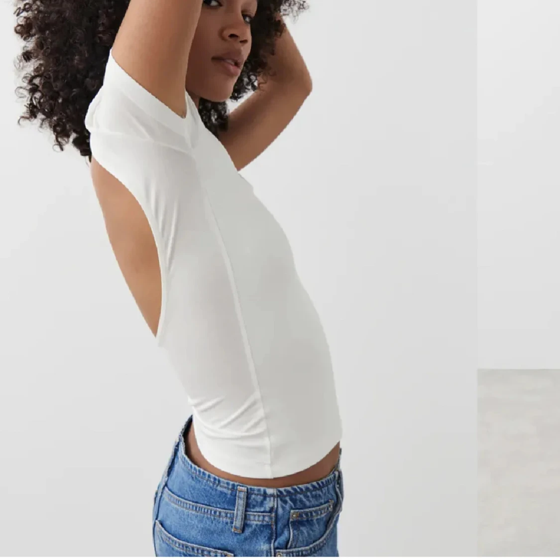 Vit tröja med öppen rygg