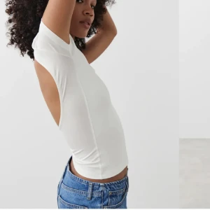 Vit tröja med öppen rygg - Säljer min tröja från Gina Tricot med öppen rygg fint skick