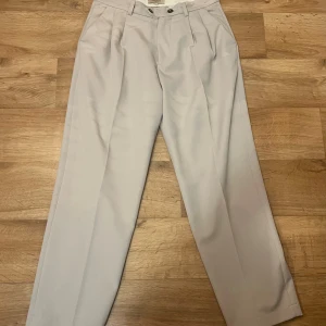 Manors kostymbyxor  - Kostymbyxor från Manors golf club, storlek 30, lite oversized fit, väldigt bra skick