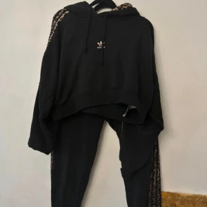 Adidas mjukisdress,  croppad hoodie - Tröja storlek: 2XL men passar mindre även  Byxor storlek: M = 38/40 (stora i stl) Använt men fint skick. 