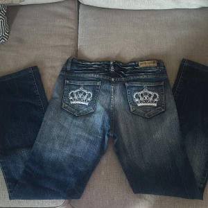 Jeans med coola fickor  - Jag har ingen aning om vad detta är för märke och därmed vet jag ej äktheten. Köpte dessa tidigare på Plick med passade inte mig. Står att storleken är L men skulle säga att de passar mer S/M kanske. Skriv privat för mått💞 (är i bra skick men de är stenar som saknas tror jag som ni kan se på bilderna) 