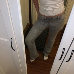 Grå low waist jeans - Väldigt bra skick, används ett fåtal gånger för grå är inte min färg