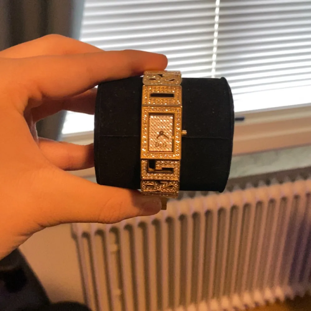 En jätte fin Dolce Gabbana klocka helt ny inga skador använd några gånger, sick 10/10 dm vid frågor!. Asusteet.