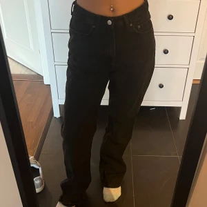 Raka jeans - Säljer mina raka svarta jeans från Weekday! Storlek 27/32 vilket motsvarar ungefär en storlek 36-38