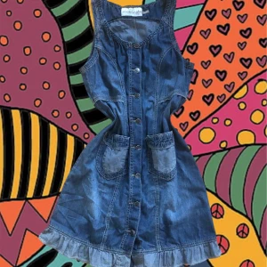 Jeanklänning - Aka en jänning. Hippie/bohemiskt stuk, superdupersöt. Thriftad, märke Soulmate. Storlek M men passar även mig som brukar ha L. Läs gärna bion innan köp.