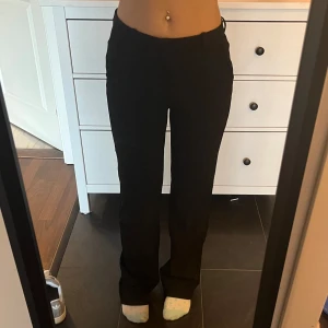 Raka kostymbyxor  - Säljer mina snygga kostymbyxor från Only! Storlek S/32 och är perfekt i längden på mig som är 164cm lång!
