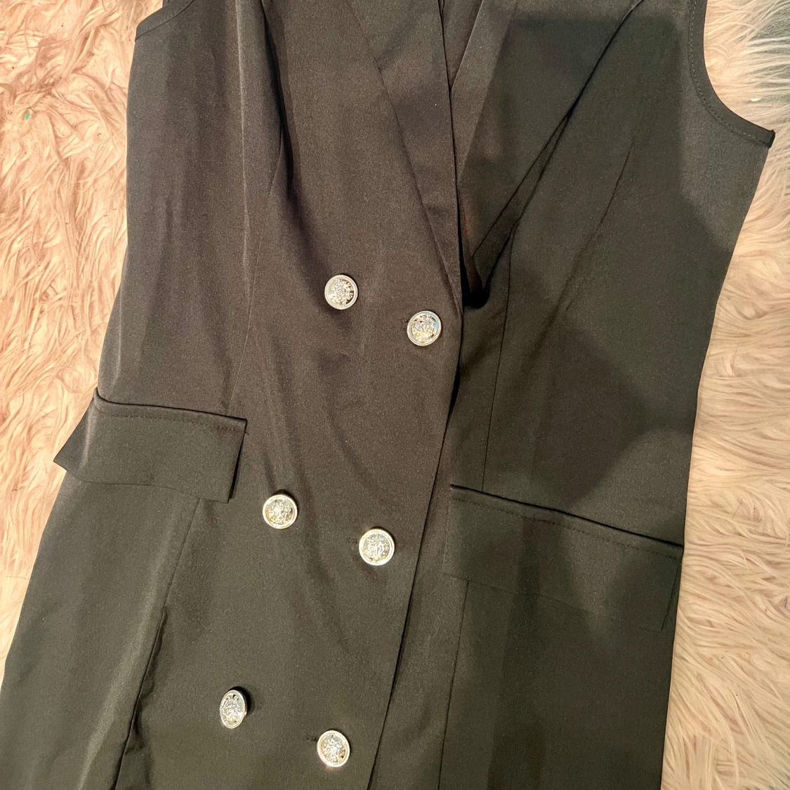 Svart ärmlös klänning med knappar - 90