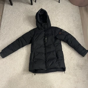 sail racing jacka dam - säljer min gamla vinterjacka då jag köpt ny, fint skick och är använd 2 säsonger. 