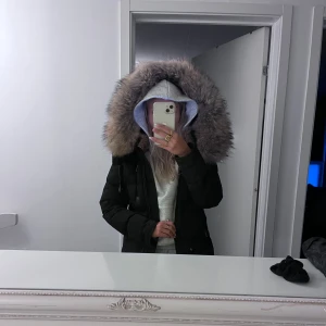 CEDRICO jacka  -  Säljer min fina Cedrico monet jacka.  Den är i nyskick då den är använd enstaka gånger under en vinter.   Storlek xxs, men passar även XS - S och passar även mig som är storlek S 😊   Nypris - 8995kr  Mitt pris - 2400