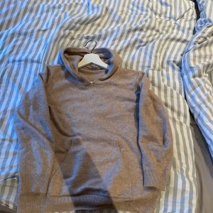 Stickad Kashmir hoodie - Säljer min kashmir hoodie pga krymt i tvätten. Är 170 lång och den är relativt för liten vilket betyder att den passar folk runt 165-170!