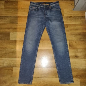 Hugo boss jeans - Väldigt bra skick använd bara ett få antal gånger! Pågrund av att de är för små. Skicka PM för mer bilder/info! Skick: 9/10 Storlek: W30 L32
