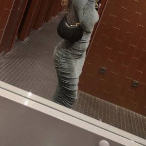 Glittrig klänning  - Jättefin klänning med öppen mage, dock kan mam använda den som jag på bilden där öppningen är på ryggen istället. Använd endast 1 gång 