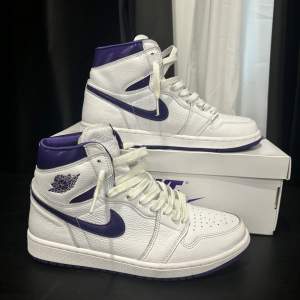 Säljer nu Jordan 1s court purple som bara samlar dam. Ny pris 1999kr 100% äkta köpt i december förra året på restock men inget kvitto därav pris, Storlek 42 box och lila sko snören följer med. Använd 3-4 gånger