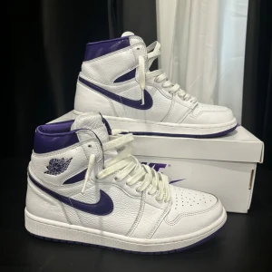 Air Jordan 1 Court purple - Säljer nu Jordan 1s court purple som bara samlar dam. Ny pris 1999kr 100% äkta köpt i december förra året på restock men inget kvitto därav pris, Storlek 42 box och lila sko snören följer med. Använd 3-4 gånger