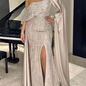 Festklänning - Säljer min fina festklänning   Köpt för 8000kr från Edessas mode  Säljes för 1700kr  Endast använd 1 gång  Storlek 36/38