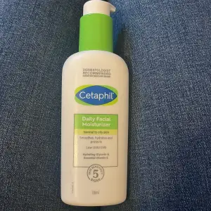 Cetaphil Daily Facial Moisturizer är perfekt för normal till fet hud. Den återfuktar, skyddar och jämnar ut huden med glycerin och vitamin E. Innehåller låg UVA/UVB-skydd. Flaskan är vit med en grön pump och rymmer 118 ml. Använd fåtal gånger då den inte passade min hud❤️