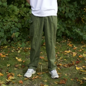 Gröna cargobyxor - Säljer ett par gröna cargobyxor i normal passform. De har praktiska fickor på sidorna och är perfekta för höstpromenader. Byxorna är i bra skick och passar till både vardag och fritid. Perfekta för dig som gillar en avslappnad stil!