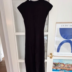 Svart stickad klänning från Mango.   - Storlek S (small). Finstickad klänning från Mango med axelpuffar. Klänningen går ner till vaden på mig, är 176cm.  Använd men ej sliten. 