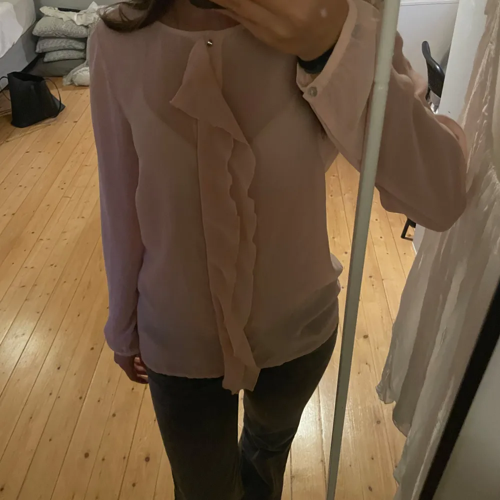 Blus från Zara. Aldrig använd, men utan prislapp. Säljs pga att den inte kommer till användning. Den är lång på mig som är 160.. Puserot.