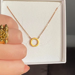 Edblad Halsband  - Fint halsband som jag aldrig använt. se foton från dagsljus och rums ljus på bild. Köpare står för frakt 