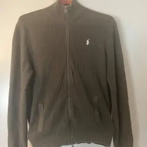 Säljer min Ralp lauren cardigan i storlek L. Skick: 8,5/10. Nypris ungefär 2500kr. Skriv om ni har frågor! 