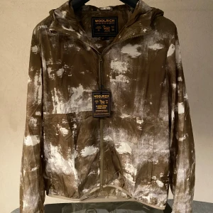 Woolrich windbreaker - Tjena! Säljer nu denna riktnigt snygga vindjackan från Woolrich. Jackan är helt ny med alla lappar kvar. Storlek L, pris= 1899
