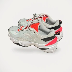 Nike skor - Nike Wmns M2K Tekno, använda 1 gång säljer då de är för små.  Nypris: 1199kr Storlek: 37.5 EUR