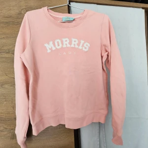 Morris tröja rosa  - Välvårdad Morris tröja, färg lugnande rosa. Storlek xs, men tycker den är som normal S. Kommer feån rökfritt och rent hem.